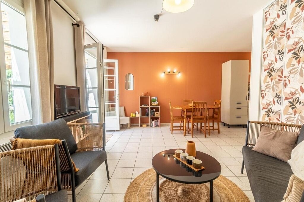 Smart TV, libri, videoteca, impianto stereo