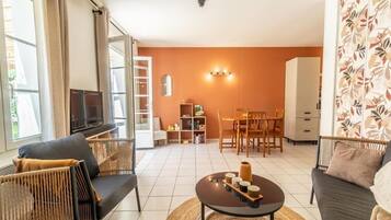 Smart TV, books, video library, stereo