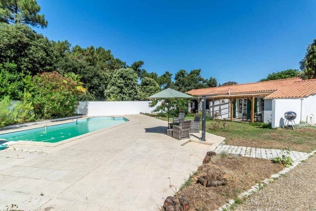 Una piscina al aire libre, una piscina climatizada