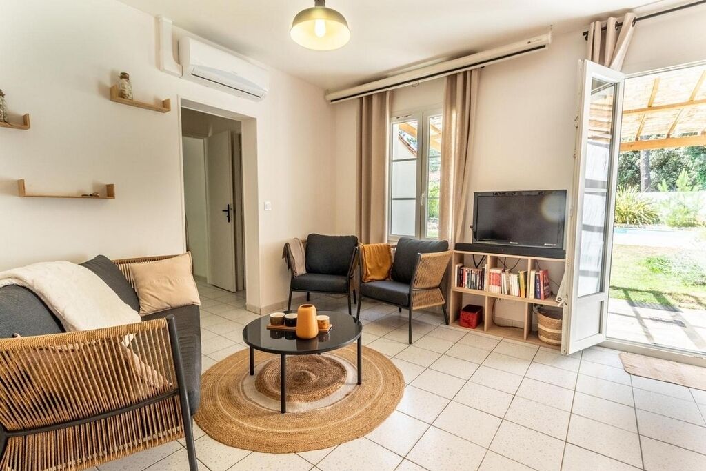 Smart TV, libri, videoteca, impianto stereo