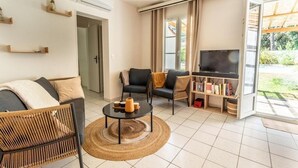 Smart-TV, bøker, filmbibliotek og stereoanlegg