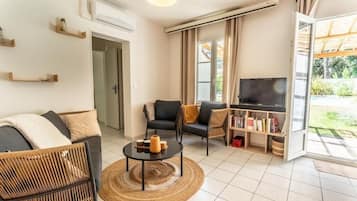 Smart TV, books, video library, stereo