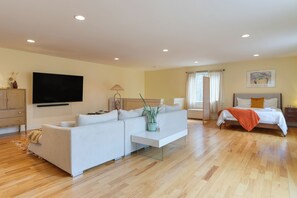 4 bedrooms, travel crib, free WiFi, bed sheets - Pool & Hot Tub, Close to Hiking, Shops & Dining | Cragswood Lodge by AvantStay (Hudson Valley)