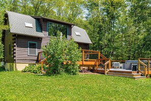 Exterior - Pool & Hot Tub, Close to Hiking, Shops & Dining | Cragswood Lodge by AvantStay (Hudson Valley)