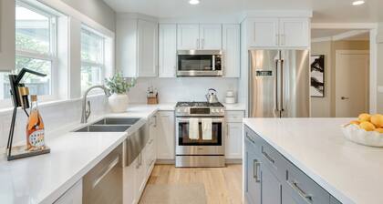 Chic Sonoma Oasis w/ Pool, Bocce, Hot Tub + Minutes to Downtown & Vineyards