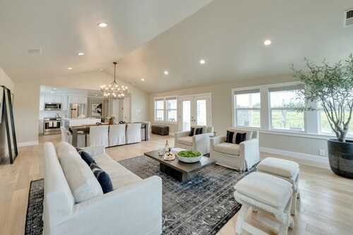 Chic Sonoma Oasis w/ Pool, Bocce, Hot Tub + Minutes to Downtown & Vineyards