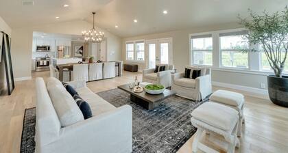 Chic Sonoma Oasis w/ Pool, Bocce, Hot Tub + Minutes to Downtown & Vineyards