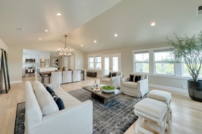 Chic Sonoma Oasis w/ Pool, Bocce, Hot Tub + Minutes to Downtown & Vineyards
