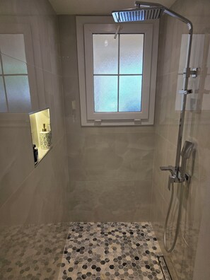 Dusche, Haartrockner, Handtücher, Seife