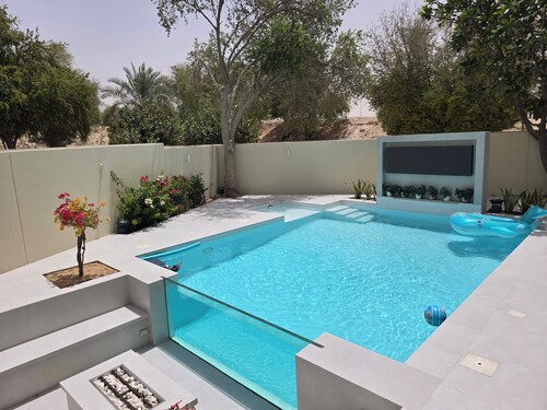 Charming 3-bedroom villa with amazing pool, outdoor screen and fire pit