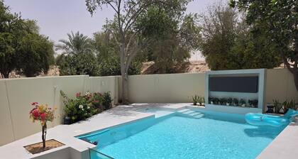 Charming 3-bedroom villa with amazing pool, outdoor screen and fire pit