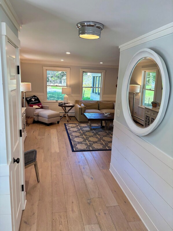 Een smart-tv, een open haard, boeken en een stereo