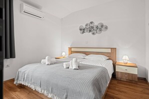 3 bedrooms, iron/ironing board, internet, bed sheets