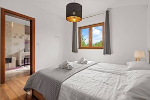 3 chambres, fer et planche à repasser, accès Internet, draps fournis