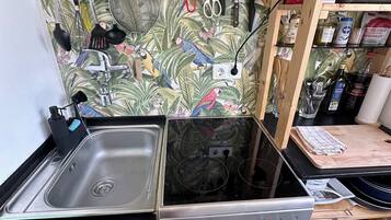 Fridge, microwave, oven, coffee/tea maker