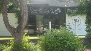 Un bâtiment sur lequel on peut lire l’inscription « ISBOA » et une autre inscription indiquant « FISH House ».