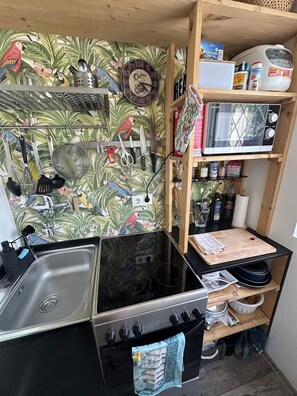 Kylskåp, mikrovågsugn, ugn och kaffe- och tebryggare