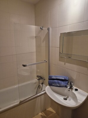 Serviettes fournies, papier toilette