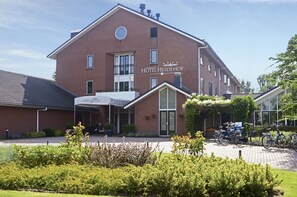 Hotel Heidehof offers a welcoming entrance and a well-manicured outdoor space.