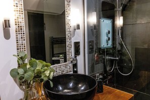 Ducha, secador de pelo, toallas y jabón
