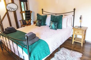 2 bedrooms, desk, iron/ironing board, WiFi - Historic Luxury 18th C Listed Barn Apartment (Maresfield)