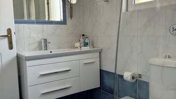 Apartemen Mewah, balkon, pemandangan kebun | Kamar mandi | Sandal