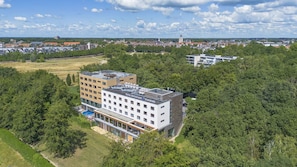 Situated in a lush suburban setting, this hotel offers a contemporary design and a swimming pool area.