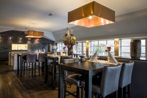 Enjoy meals in this spacious dining area with a central table and comfortable seating.