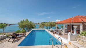 Unclassified image, 4 of 18, button