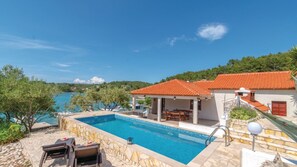 Unclassified image, 3 of 18, button