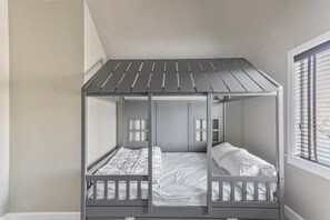 5 bedrooms, desk, iron/ironing board, travel crib