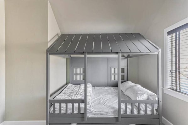 5 bedrooms, desk, iron/ironing board, travel crib