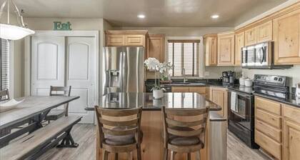 Spacious Oasis | Massage | BBQ | Fire Pit