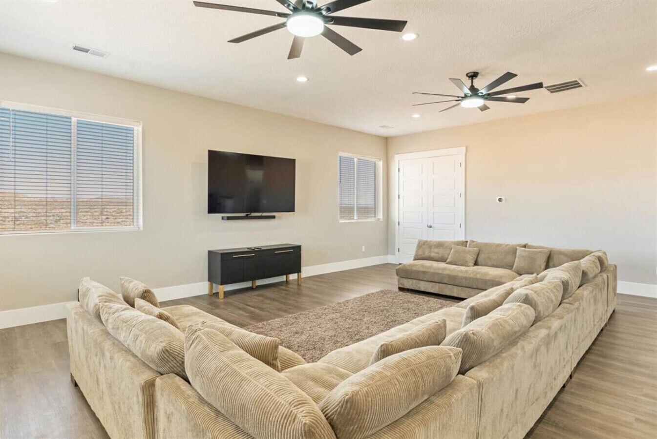 Een smart-tv en een tafeltennistafel