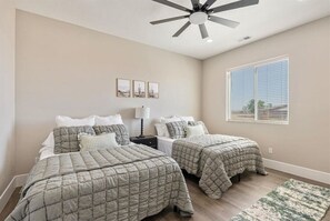 4 Schlafzimmer, Reisekinderbett, kostenloses WLAN, Bettwäsche