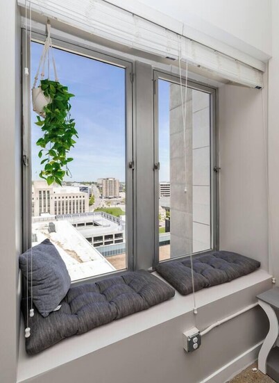 Sky Condo - 13th Floor 2br/1ba In Central Downtown