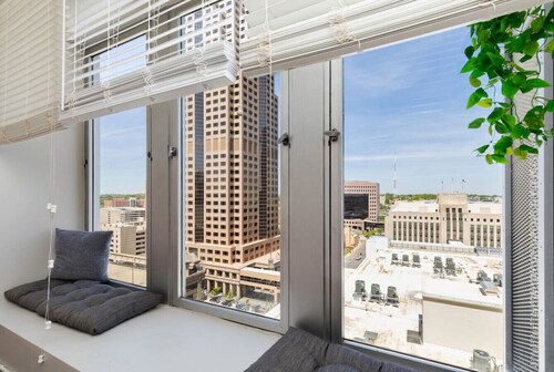 Sky Condo - 13th Floor 2br/1ba In Central Downtown