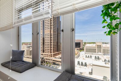 Sky Condo - 13th Floor 2br/1ba In Central Downtown