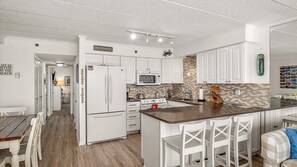 Réfrigérateur, four à micro-ondes, un four, surface de cuisson