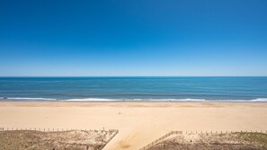 On the beach - 🏖️ NEW LISTING! Renovations Complete 1 Bed Oceanfront Condo - Pool and Wifi🏖️ (Ocean City)