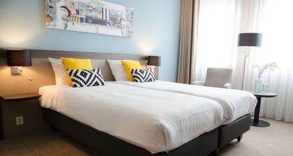 Central Weert Comfort with On-Site Dining, Free Parking & Easy Train Access