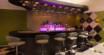 Central Weert Comfort with On-Site Dining, Free Parking & Easy Train Access