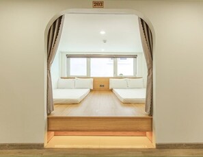 Căn hộ Tiêu chuẩn, quang cảnh thành phố | Bàn, khu vực làm việc phù hợp cho laptop, màn/rèm cản sáng