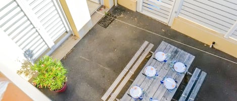 屋外ダイニングエリア