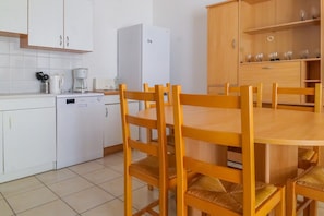 Kühlschrank, Mikrowelle, Ofen, Geschirrspüler