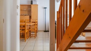 Un coin repas avec des meubles en bois et un buffet.