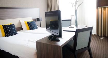 Peaceful Stay with Fast Access to Weerterbos! Onsite Dining and Parking!