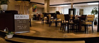 Comfortable Stay with Private Parking and Onsite Dining!