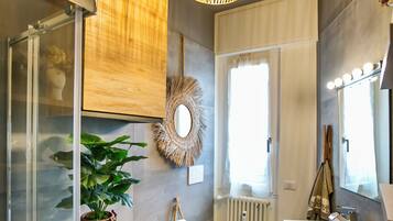 Departamento Deluxe | Baño | Regadera, secadora de cabello, toallas, jabón