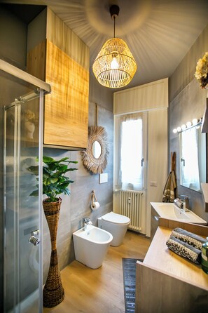 Departamento Deluxe | Baño | Regadera, secadora de cabello, toallas, jabón 